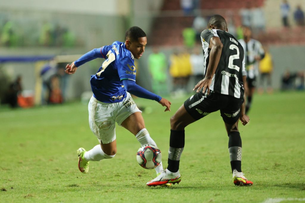 Atacante dispensado pelo Cruzeiro agora está jogando pelo Barcelona