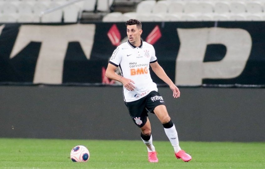 Cruzeiro negocia com zagueiro Danilo Avelar
