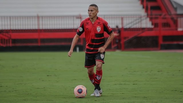 Cruzeiro bsuca a contratação de João Paulo, destaque do Atlético-GO na Série A.