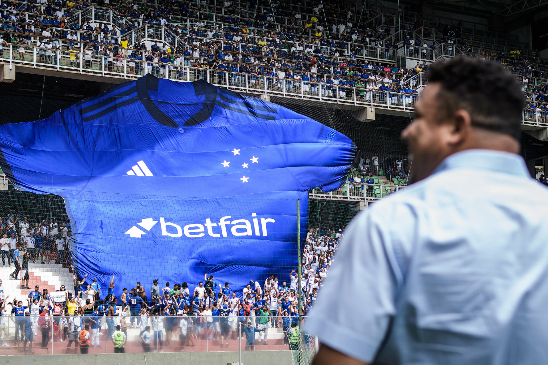 Torcedores do Cruzeiro personalizam Kombi para ir aos jogos; confira