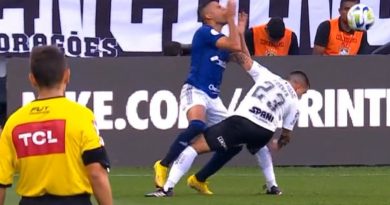 Jogadores do Cruzeiro são cobrados em desembarque, e Rafael Cabral discute  com torcedor; veja vídeo, cruzeiro