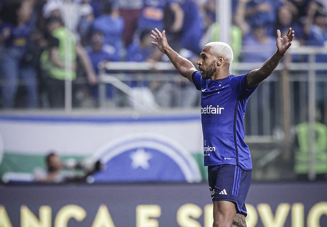 Wesley tem tarde de herói, e Cruzeiro vence o Santos no Brasileiro