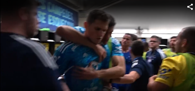 Jogadores do Cruzeiro são cobrados em desembarque, e Rafael Cabral discute  com torcedor; veja vídeo, cruzeiro
