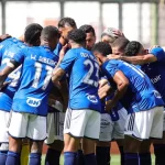Jogadores do Cruzeiro se reúnem antes do jogo contra o Coritiba (Foto: Gilson Lobo/AGIF)