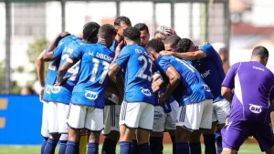 Jogadores do Cruzeiro se reúnem antes do jogo contra o Coritiba (Foto: Gilson Lobo/AGIF)