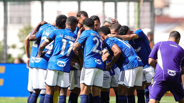 Jogadores do Cruzeiro se reúnem antes do jogo contra o Coritiba (Foto: Gilson Lobo/AGIF)