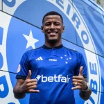 Arthur Gomes com a camisa do Cruzeiro — Foto: Gustavo Aleixo/Cruzeiro