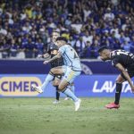 Torcida organizada exibiu faixa na arquibancada — Foto: Gabriel Moraes/O Tempo