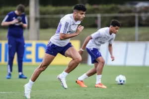 Bruno Rodrigues seguirá no Cruzeiro até o fim do ano, pelo menos — Foto: Gustavo Aleixo/Cruzeiro