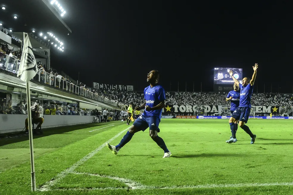 Nikão comemora gol em Santos x Cruzeiro — Foto: Abner Dourado/AGIF