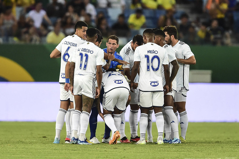 Rafael Cabral discute com torcedor no desembarque do Cruzeiro em Confins