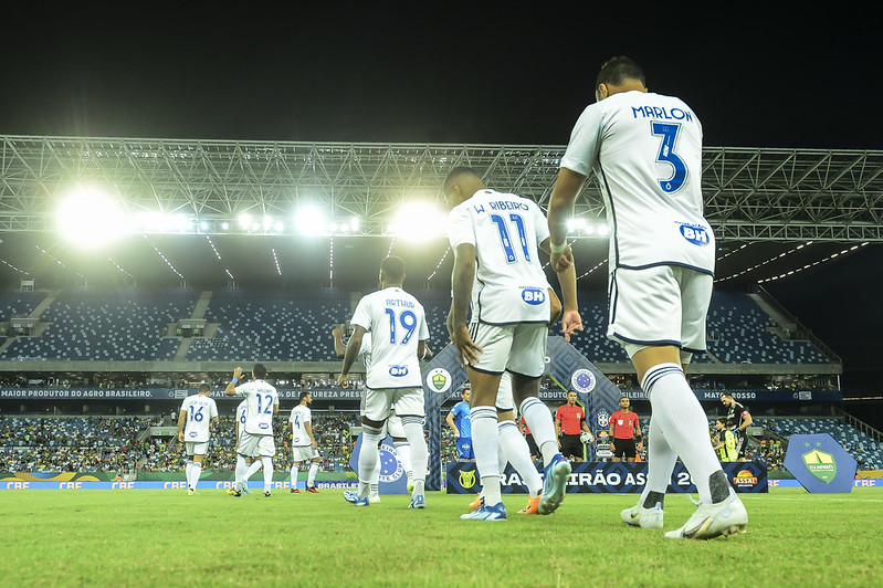 Rafael Cabral discute com torcedor no desembarque do Cruzeiro em Confins