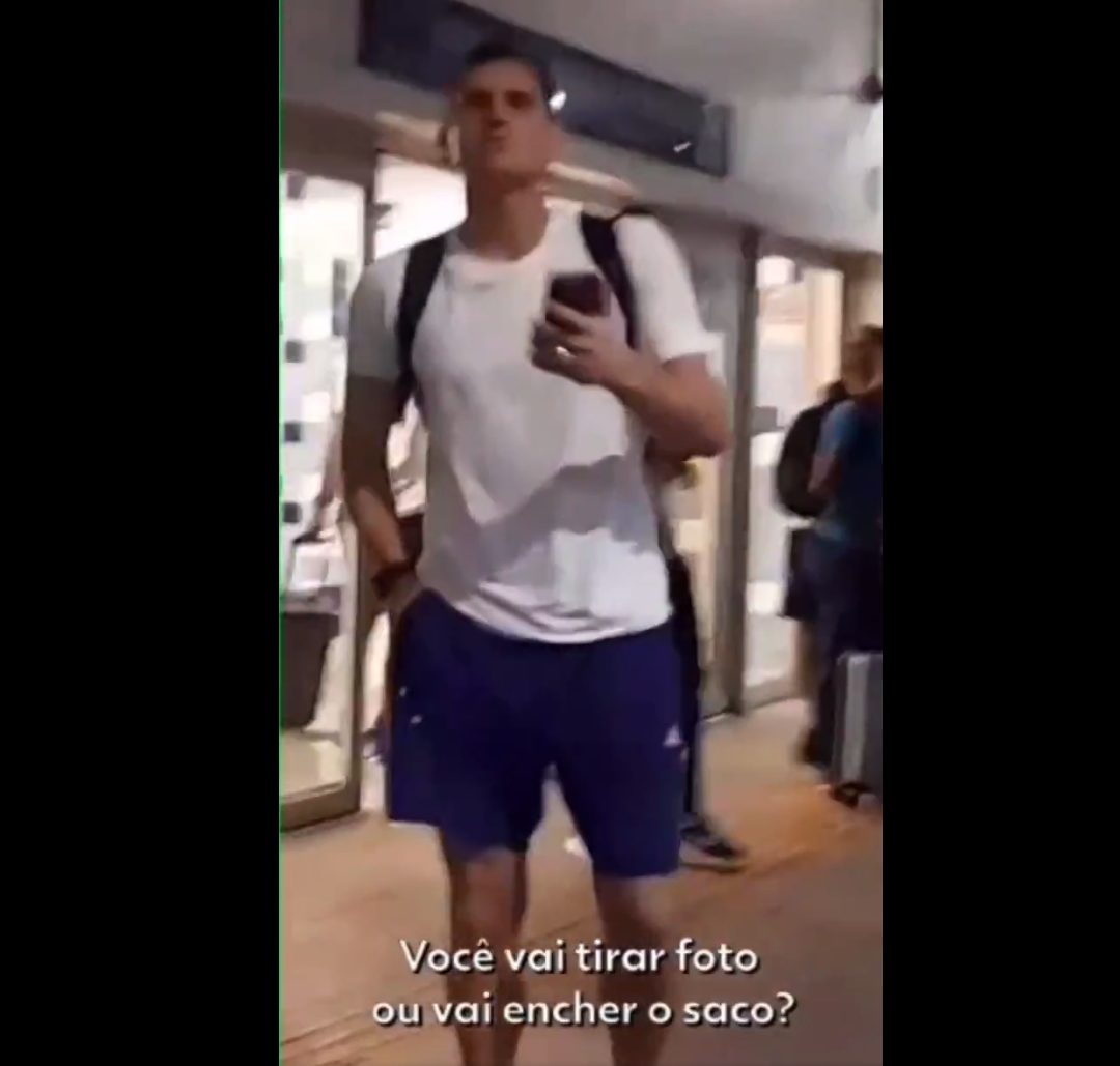 Rafael Cabral discute com torcedor no desembarque do Cruzeiro em Confins