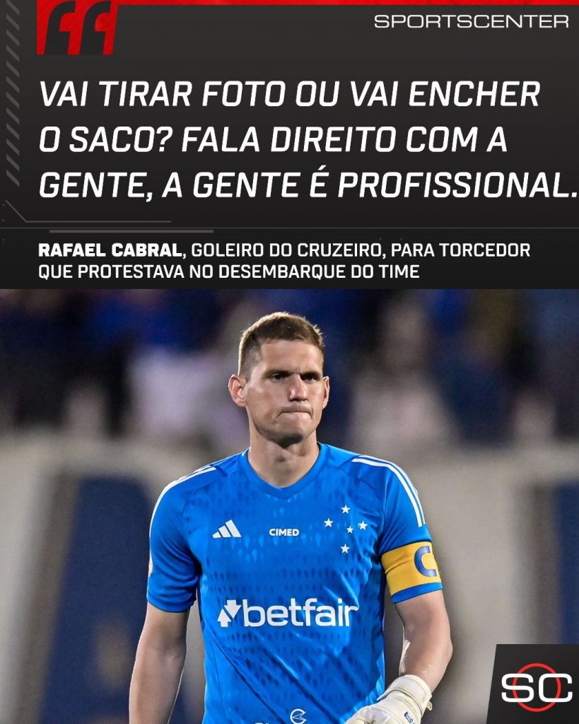 Rafael Cabral discute com torcedor no desembarque do Cruzeiro em Confins