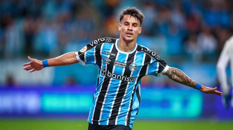 Cruzeiro fecha o cerco e quer atacante do Grêmio que humilhou o Inter