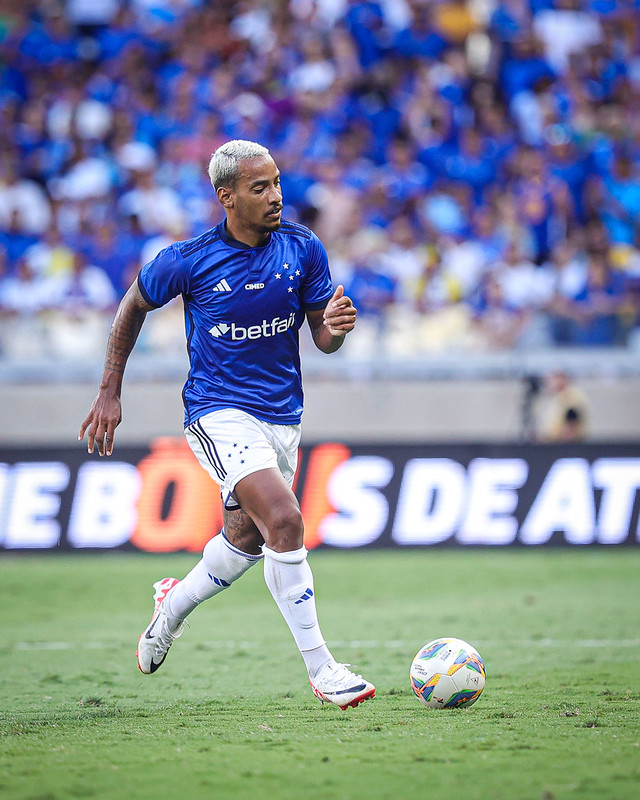 Adidas divulga uniformes de treino e viagem do Cruzeiro para 2024 e