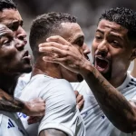 João Marcelo celebrando gol de Zé Ivaldo no clássico. Foto: Gustavo Aleixo/Cruzeiro
