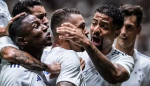 João Marcelo celebrando gol de Zé Ivaldo no clássico. Foto: Gustavo Aleixo/Cruzeiro