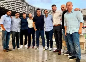 Ronaldo ao lado de sua equipe de trabalho no Cruzeiro. Da esquerda para a direita: Lênin Franco, Pedro Martins, Victor Rios, Enrico Ambrogini, Gabriel Lima, Paulo Pezzolano, Raphael Vianna e Alexandre Cobra