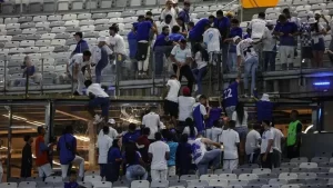 Vários torcedores foram flagrados mudando de setor antes de Cruzeiro x Atlético-MG Gilson Lobo/AGIF/Estadão