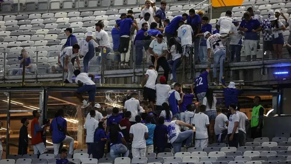 Vários torcedores foram flagrados mudando de setor antes de Cruzeiro x Atlético-MG Gilson Lobo/AGIF/Estadão
