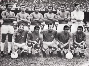 Cruzeiro: Em pé: Zé Carlos, Neco, Darci, Pedro Paulo, Procópio e Raul. Agachados: Natal, Evaldo, Tostão, Dirceu Lopes e Rodrigues. Legenda e foto reproduzidas do blog Tardes de Pacaembu