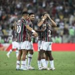 Cruzeiro - Jogadores do Tricolor abraçam Jhon Arias ao fim da partida. (Foto: Marcelo Gonçalves/Fluminense)
