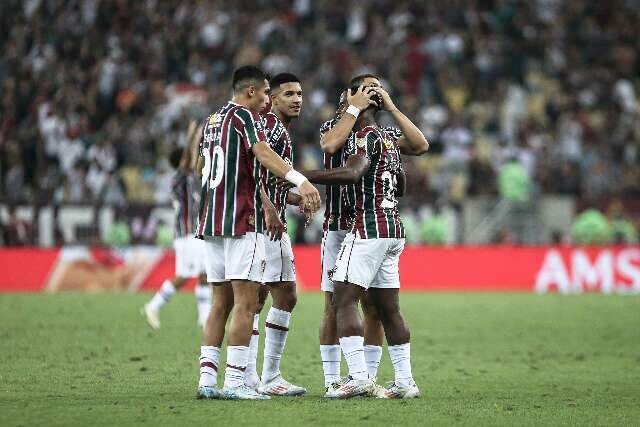 Cruzeiro - Jogadores do Tricolor abraçam Jhon Arias ao fim da partida. (Foto: Marcelo Gonçalves/Fluminense)