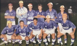 Cruzeiro campeão mineiro de 1994 com Ronaldo Fenômeno em início de carreira. O time estrelado levantou o caneco com 17 vitórias, cinco empates e nenhuma derrota. Ronaldo foi o artilheiro com 22 gols em 22 jogos. Em pé vemos Paulo Roberto, Dida, Célio Lúcio, Rogério Lage, Luizinho e Nonato; agachados estão Ademir, Ronaldo, Catê, Luiz Fernando e Roberto Gaúcho. Fonte: Cruzeiro