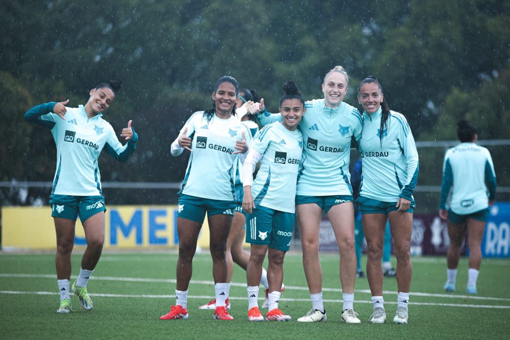 Marília (segunda da esquerda para a direita) e Isa Haas (quarta da esquerda para a direita) foram convocadas - (Foto Gustavo Martins/Cruzeiro)