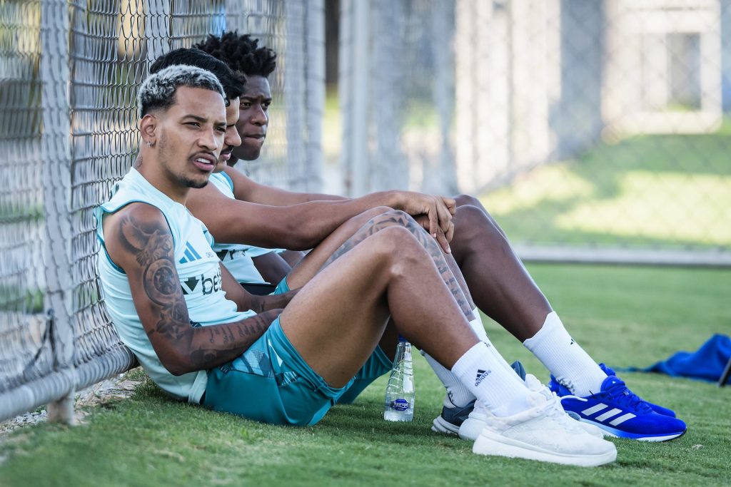 Matheus Pereira observando o treinamento - Foto: Gustavo Aleixo/Cruzeiro