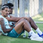 Matheus Pereira observando o treinamento - Foto: Gustavo Aleixo/Cruzeiro