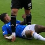 Lyanco, do Atlético, deu pisão em Dudu, do Cruzeiro (Foto: Premiere/Reprodução)