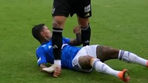 Lyanco, do Atlético, deu pisão em Dudu, do Cruzeiro (Foto: Premiere/Reprodução)