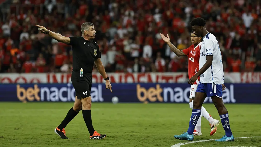 Jonathan Jesus, Cruzeiro, será presença contra o Palmeiras - Foto: Roberto Vincius/AGAFOTO/Gazeta Press