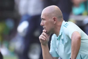 Leonardo Jardim atento a tudo no Fluminense x Cruzeiro