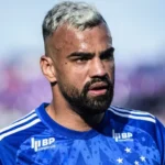 Pedrinho renovou com o zagueiro